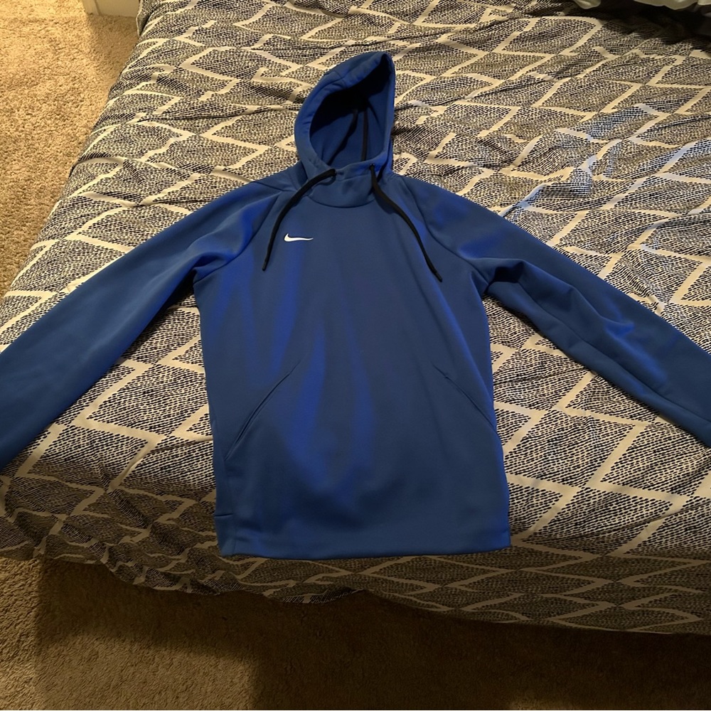 Men’s blue Nike therma pullover